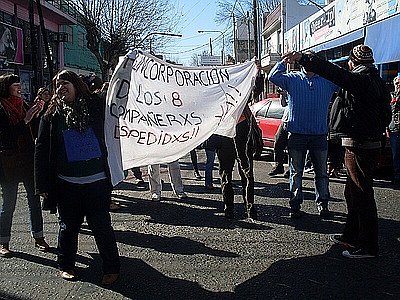 Trabajadorxes de restiitucion moviliz 27 jul 12 11 - Movilización de lxs trabajadorxs de la Subsecretaría de Infancia y Adolescencia de Quilmes 