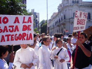 marcha-agmer-chicos-carteles.jpg