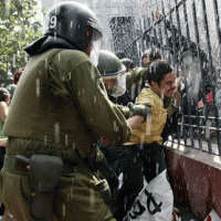 chilerepresion_estudiantesjunio2011.gif