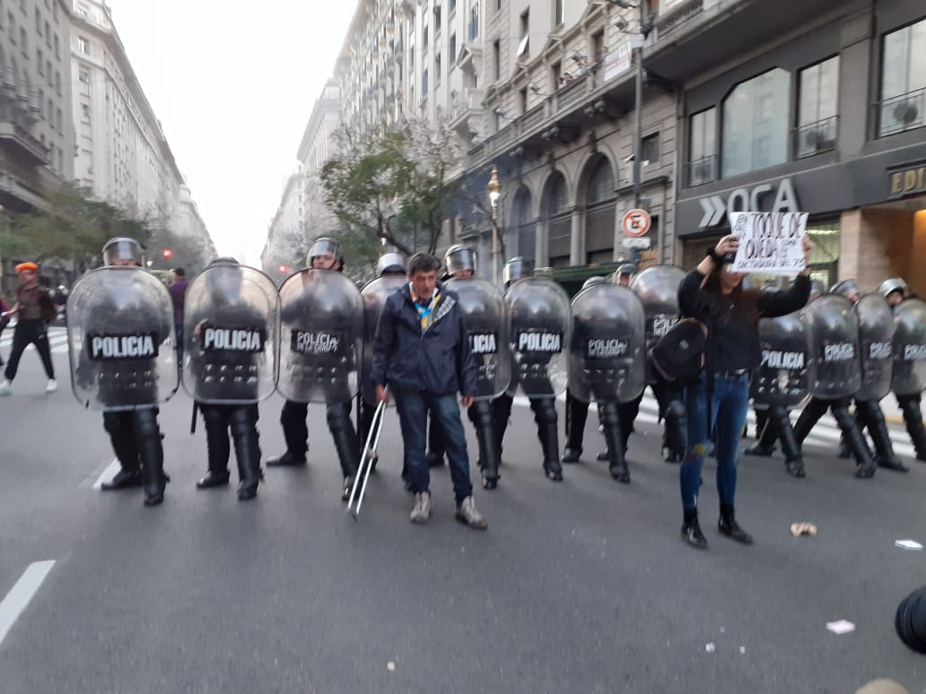 21 10 19 embajada chile policias