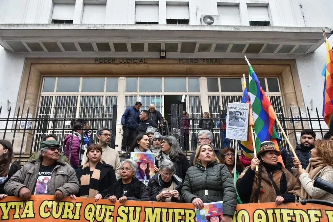 justicia x emilia curi escalinatas