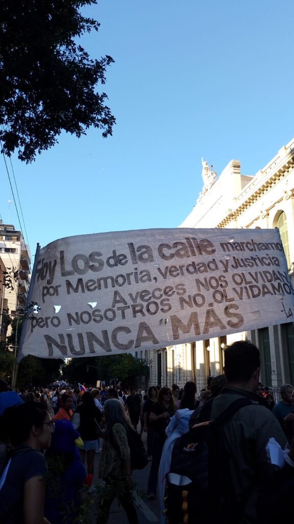Cartel de nunca mas en la marcha