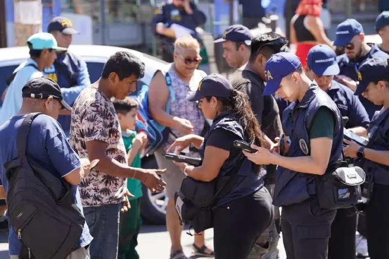 Expulsiones exprés: Alerta migrante ante el DNU 681