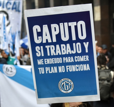 “El endeudamiento es una política de gobierno”