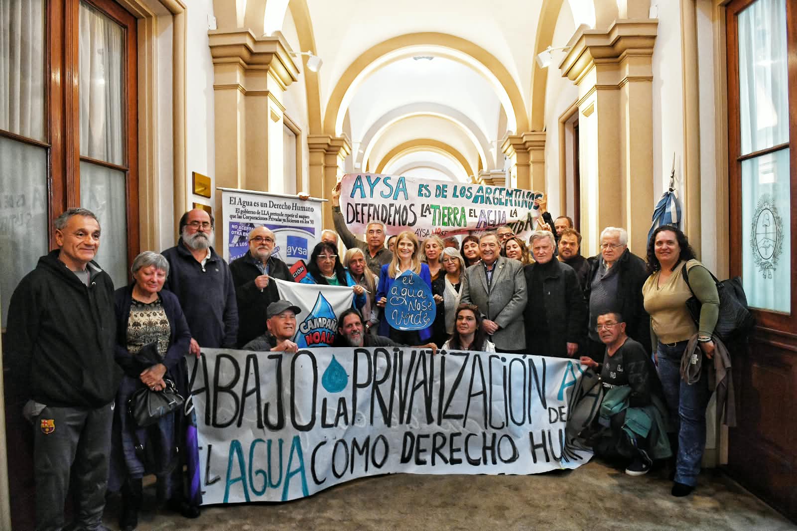 Vecinos en la gobernación bonaerense: contra la privatización de AySA