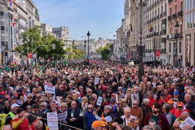 Miles de jubilados marchan en Madrid para exigir pensiones dignas