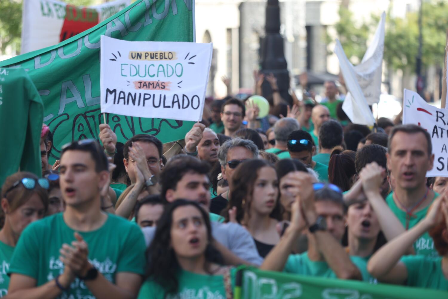 Cientos de docentes forman una cadena humana frente a una Consejería de Educación que se niega a negociar